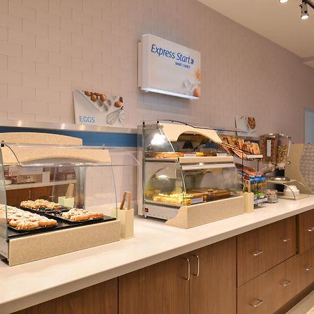 Holiday Inn Express & Suites Omaha Airport By Ihg Carter Lake Bagian luar foto