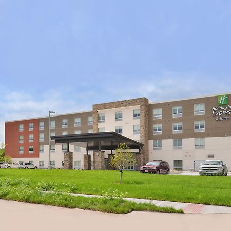 Holiday Inn Express & Suites Omaha Airport By Ihg Carter Lake Bagian luar foto