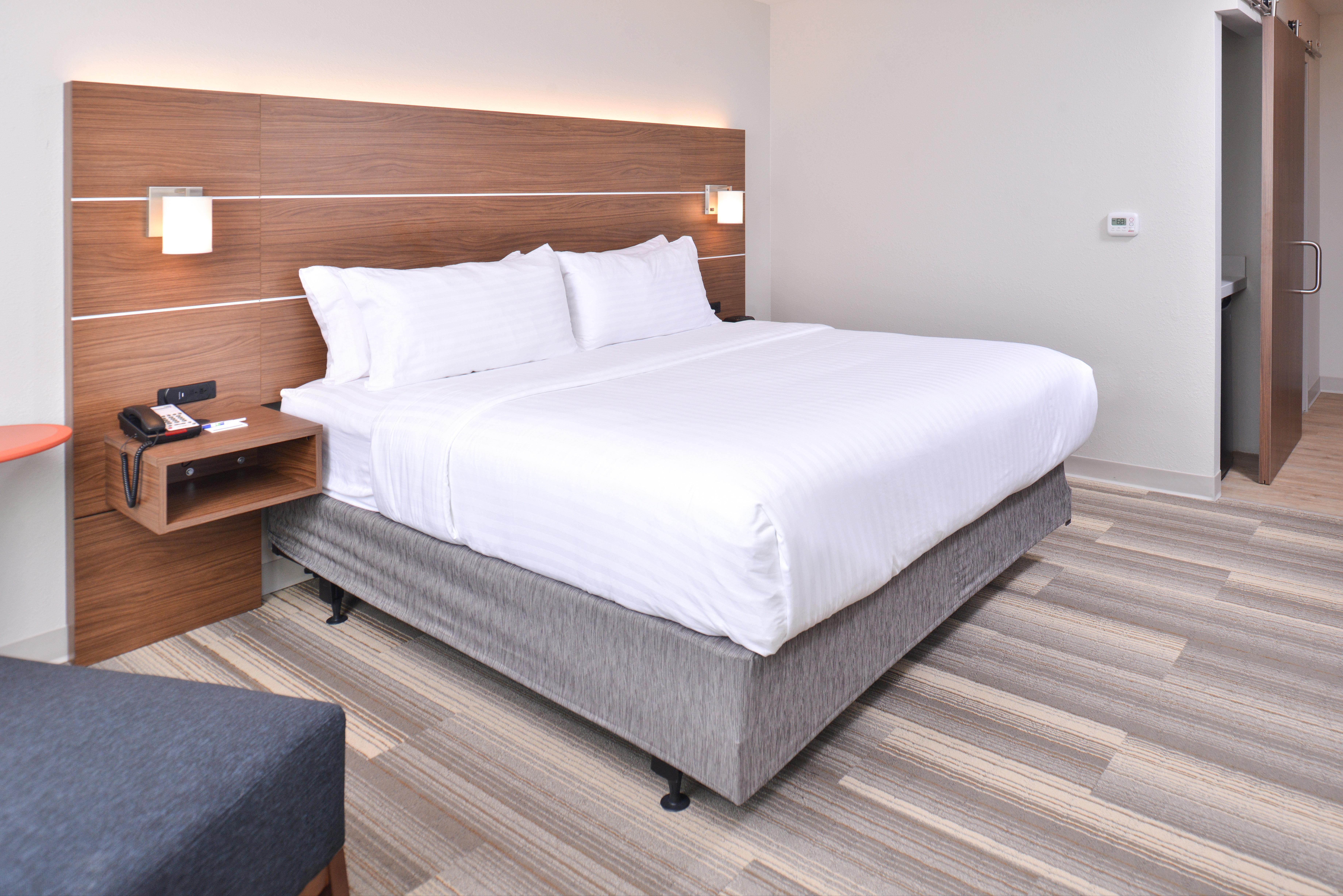 Holiday Inn Express & Suites Omaha Airport By Ihg Carter Lake Bagian luar foto
