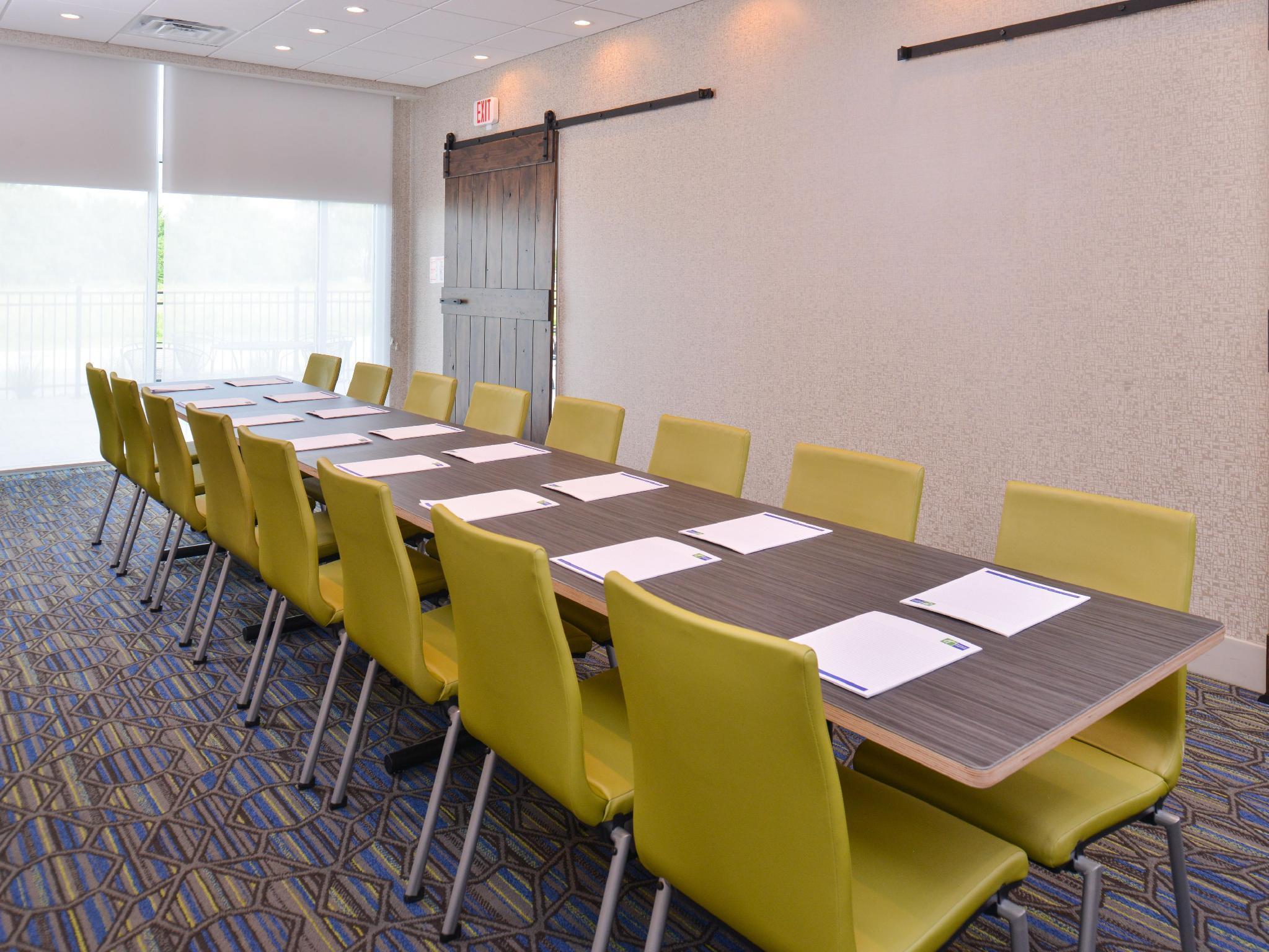 Holiday Inn Express & Suites Omaha Airport By Ihg Carter Lake Bagian luar foto