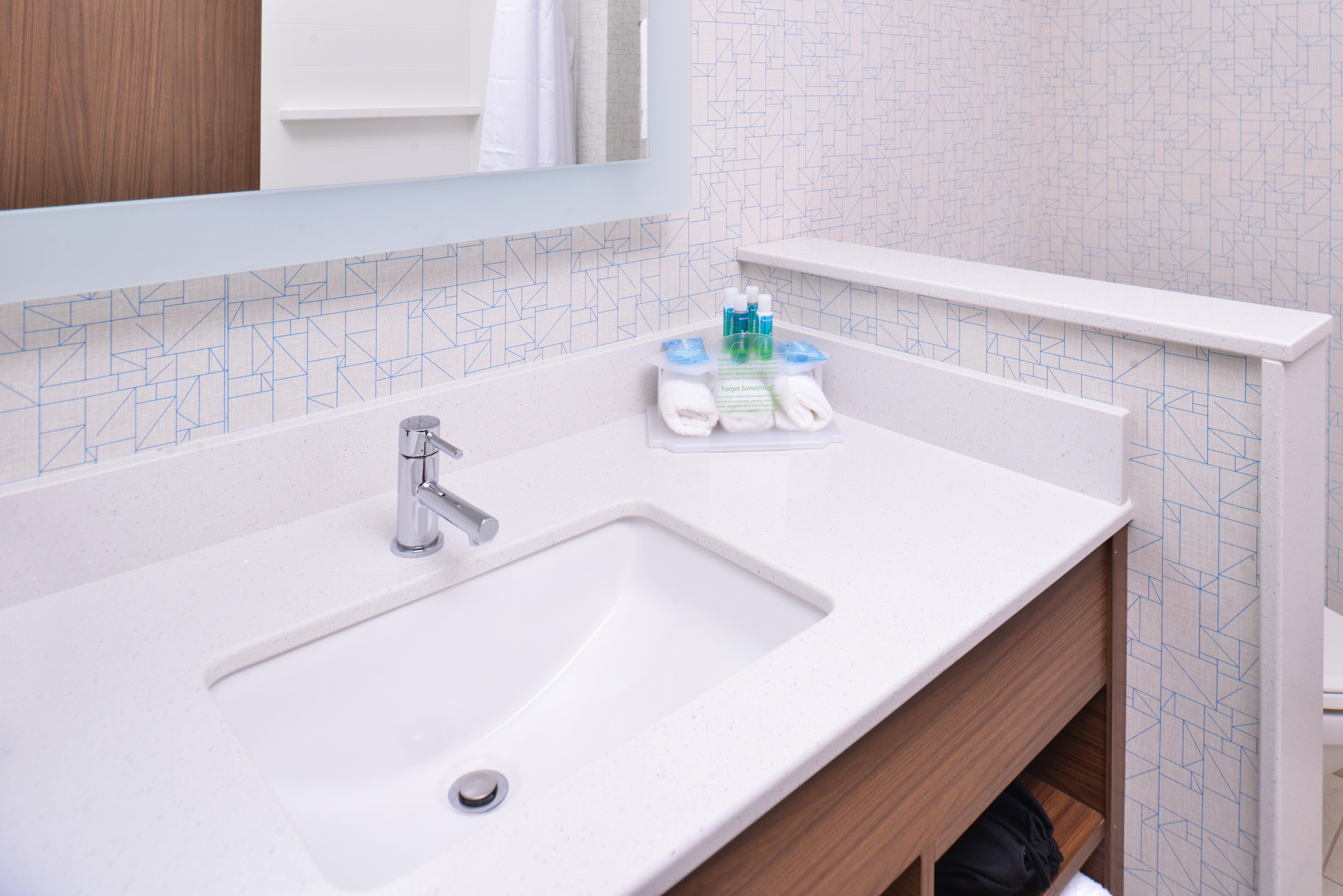 Holiday Inn Express & Suites Omaha Airport By Ihg Carter Lake Bagian luar foto