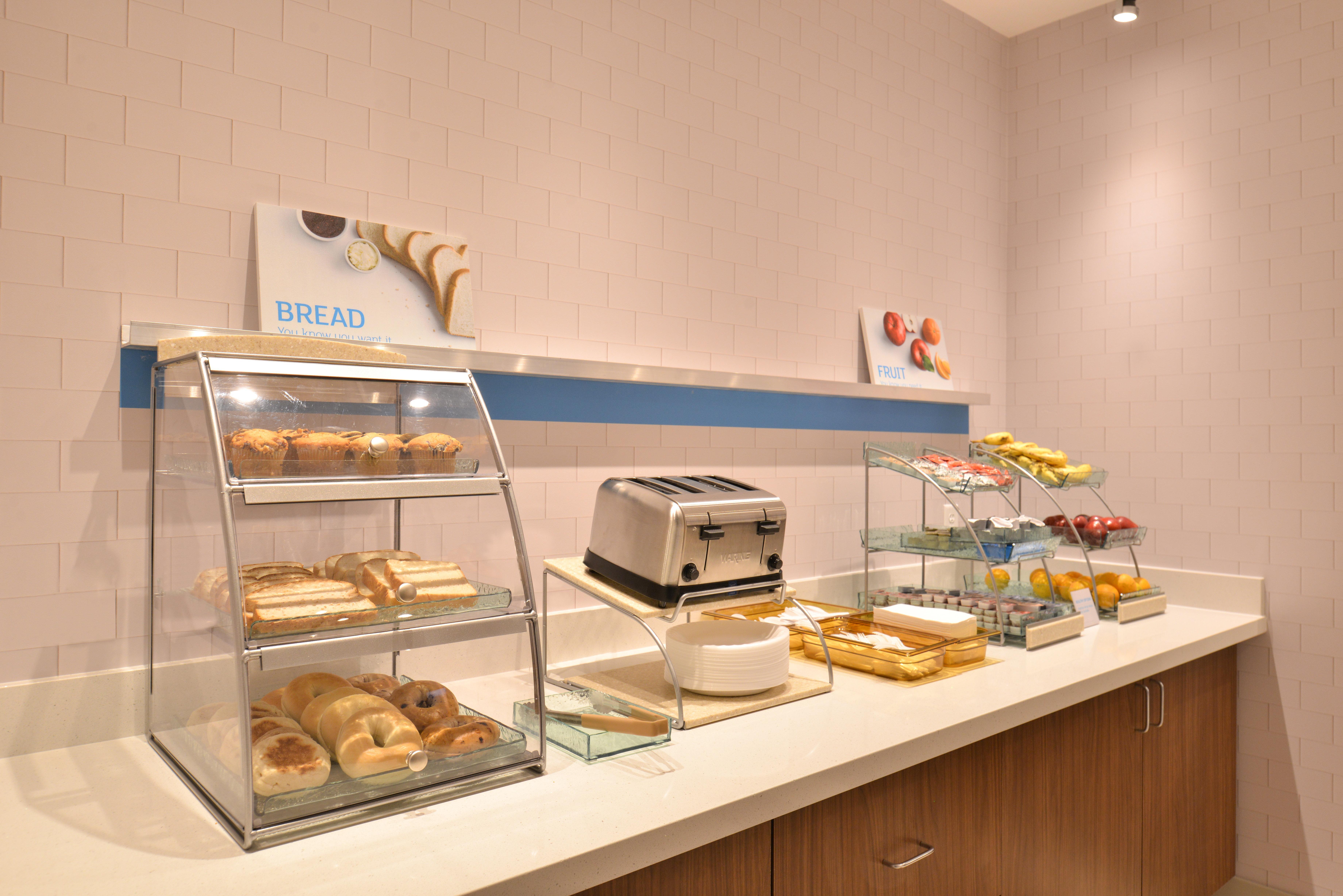 Holiday Inn Express & Suites Omaha Airport By Ihg Carter Lake Bagian luar foto