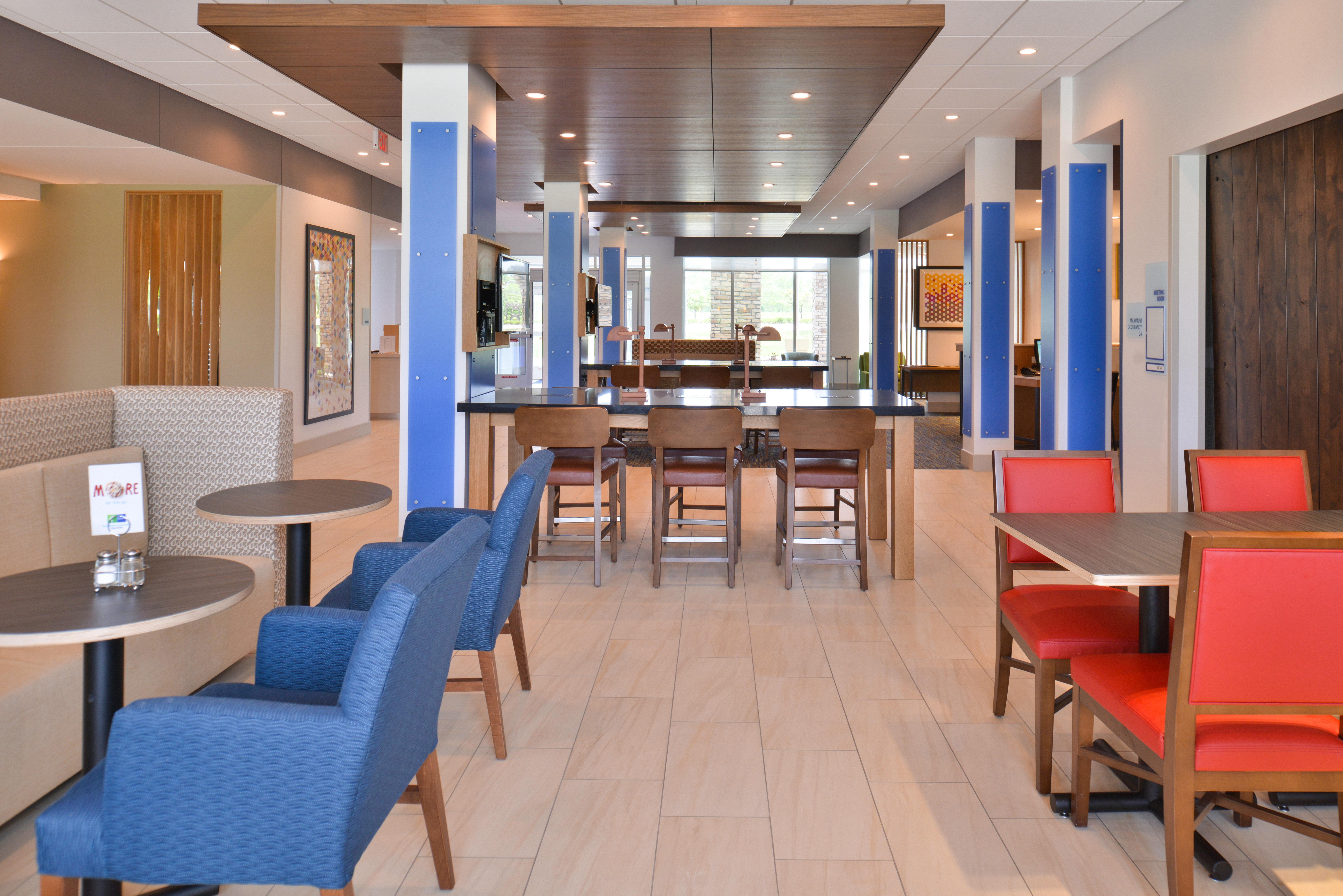 Holiday Inn Express & Suites Omaha Airport By Ihg Carter Lake Bagian luar foto