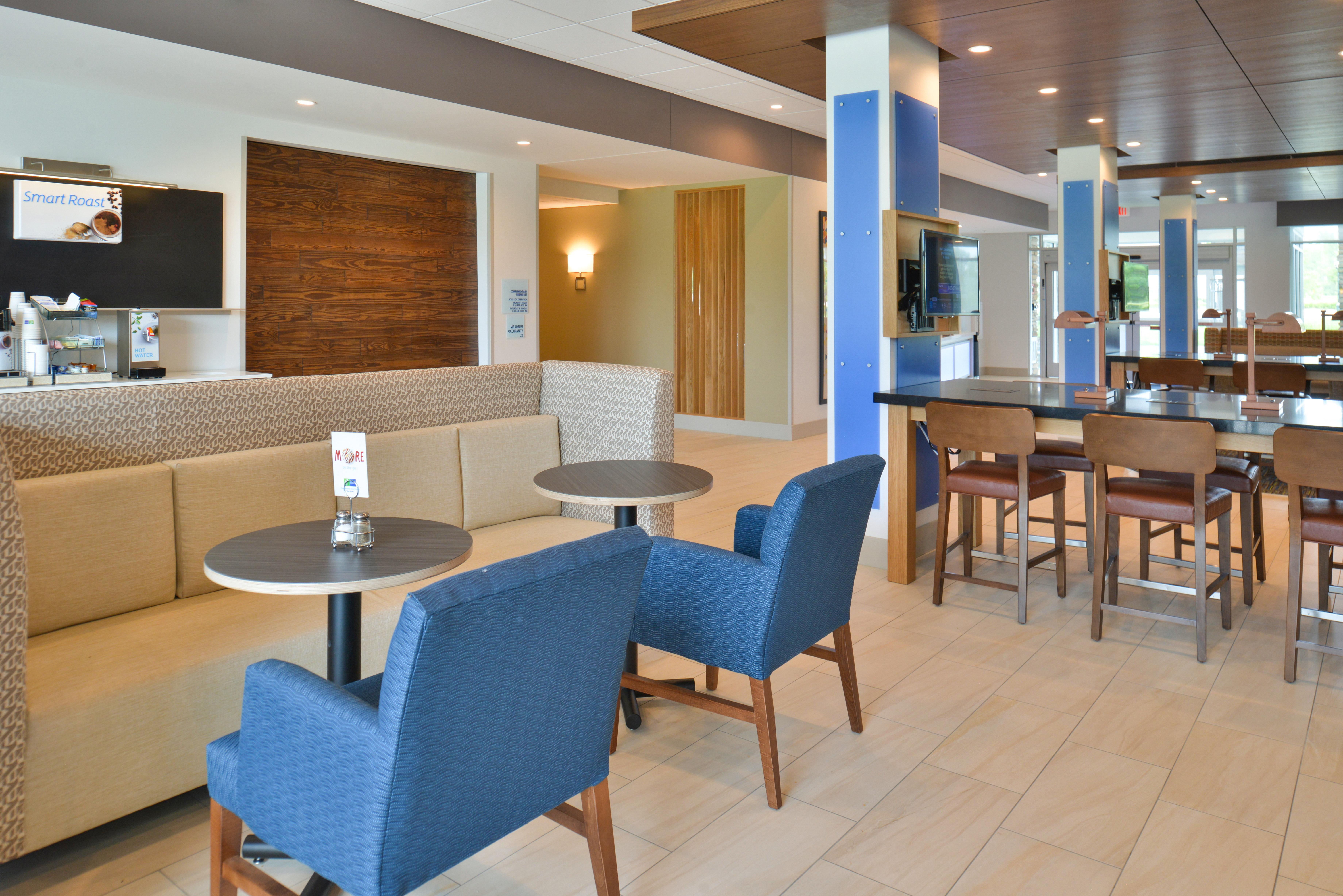 Holiday Inn Express & Suites Omaha Airport By Ihg Carter Lake Bagian luar foto