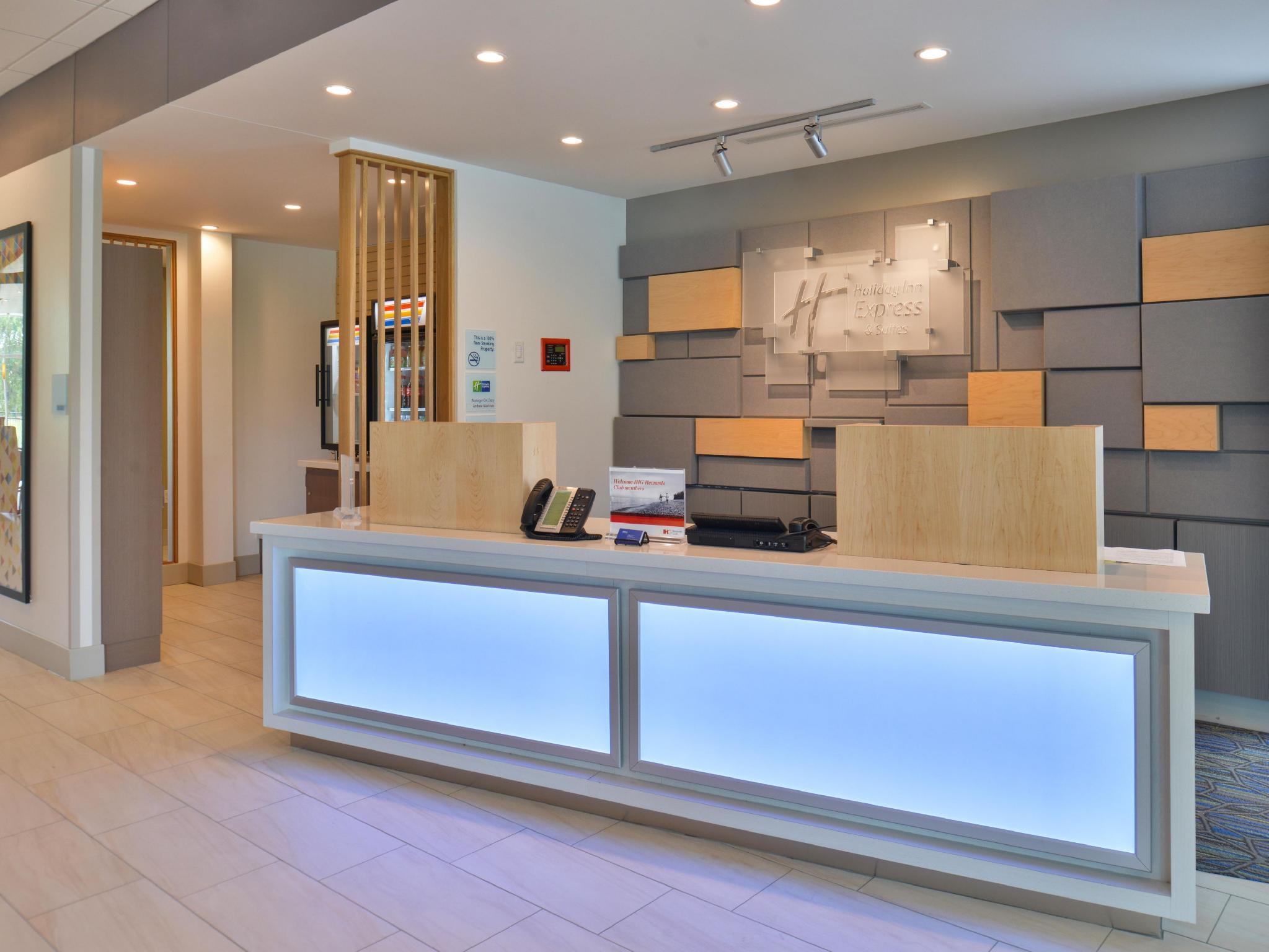 Holiday Inn Express & Suites Omaha Airport By Ihg Carter Lake Bagian luar foto
