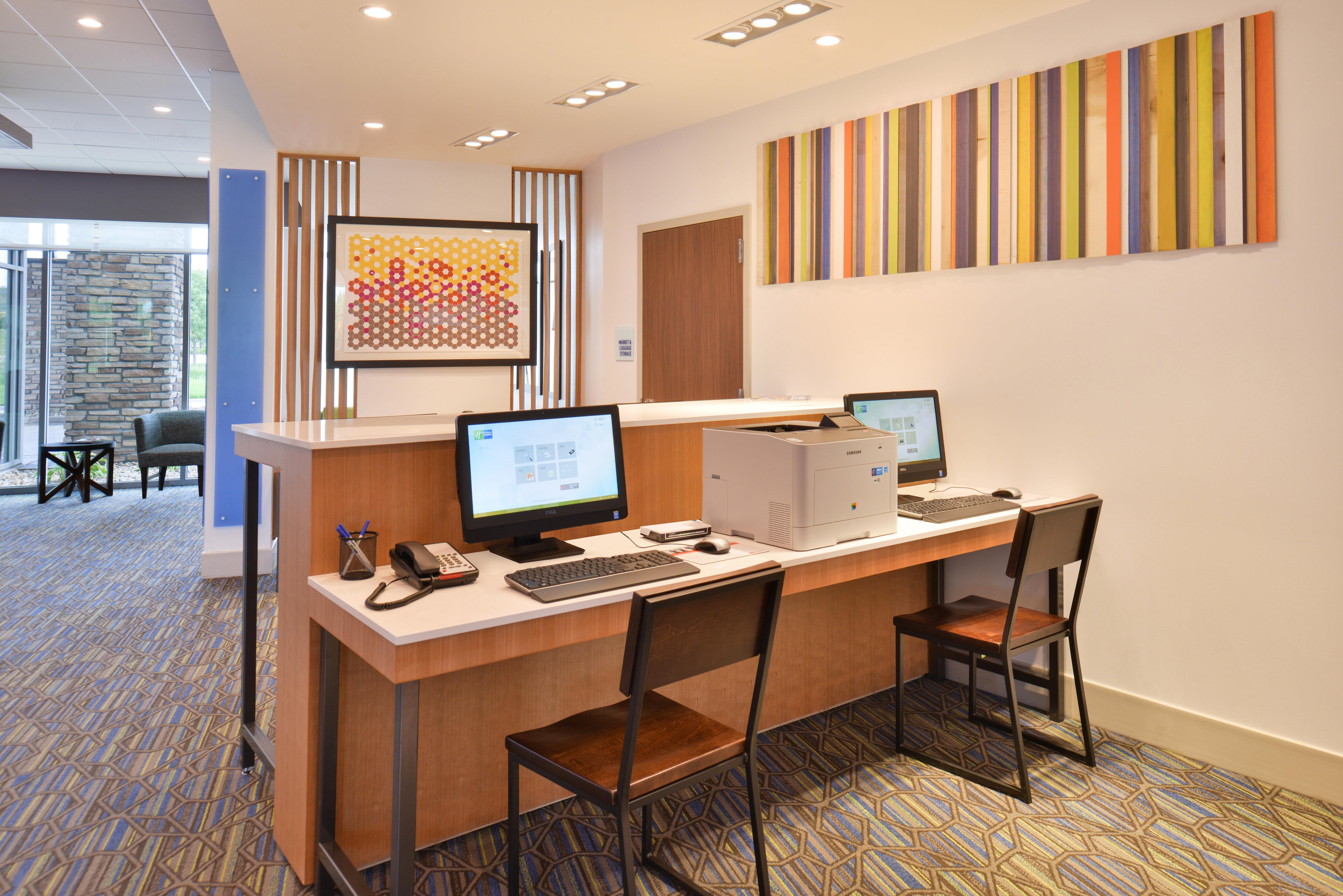 Holiday Inn Express & Suites Omaha Airport By Ihg Carter Lake Bagian luar foto