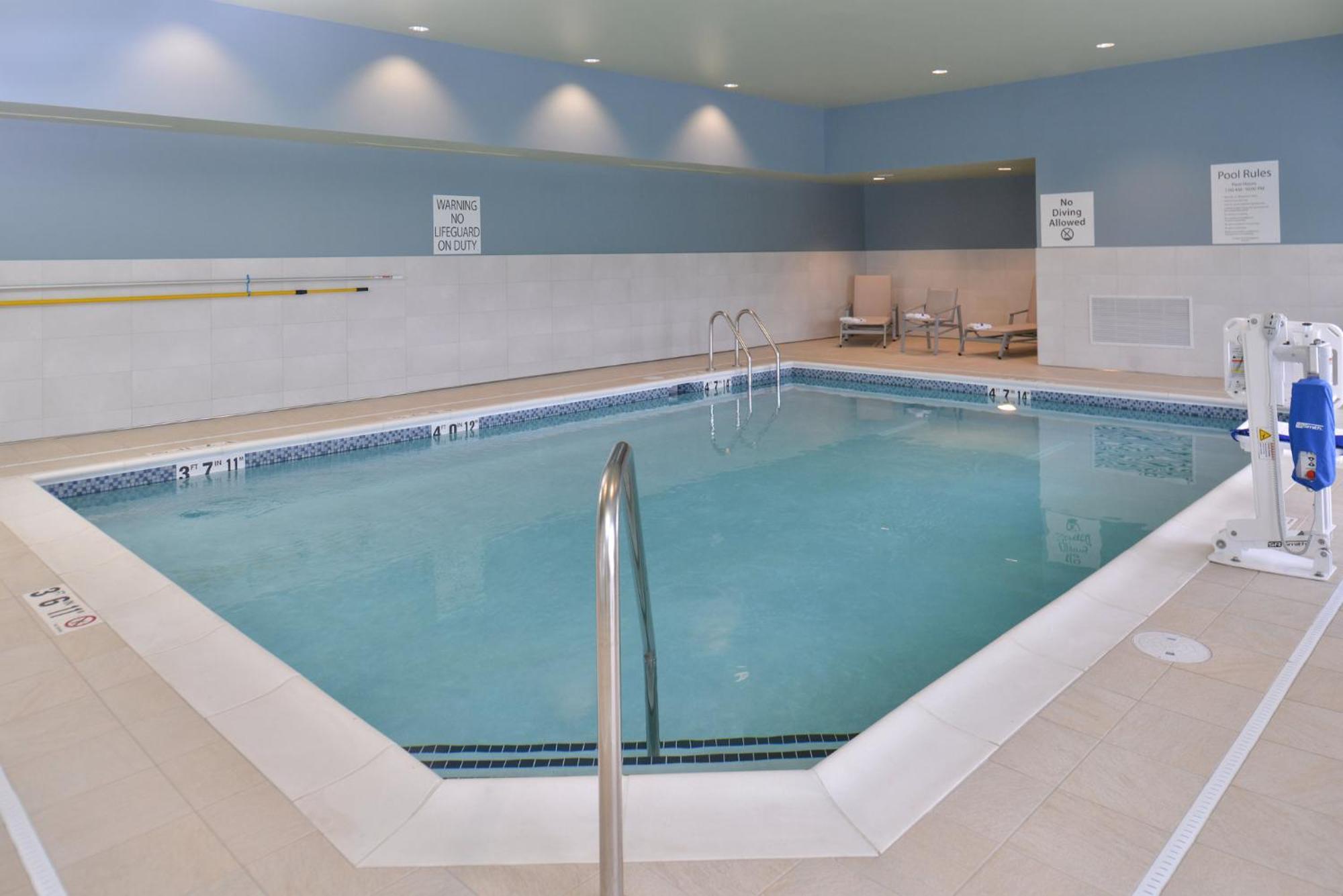 Holiday Inn Express & Suites Omaha Airport By Ihg Carter Lake Bagian luar foto