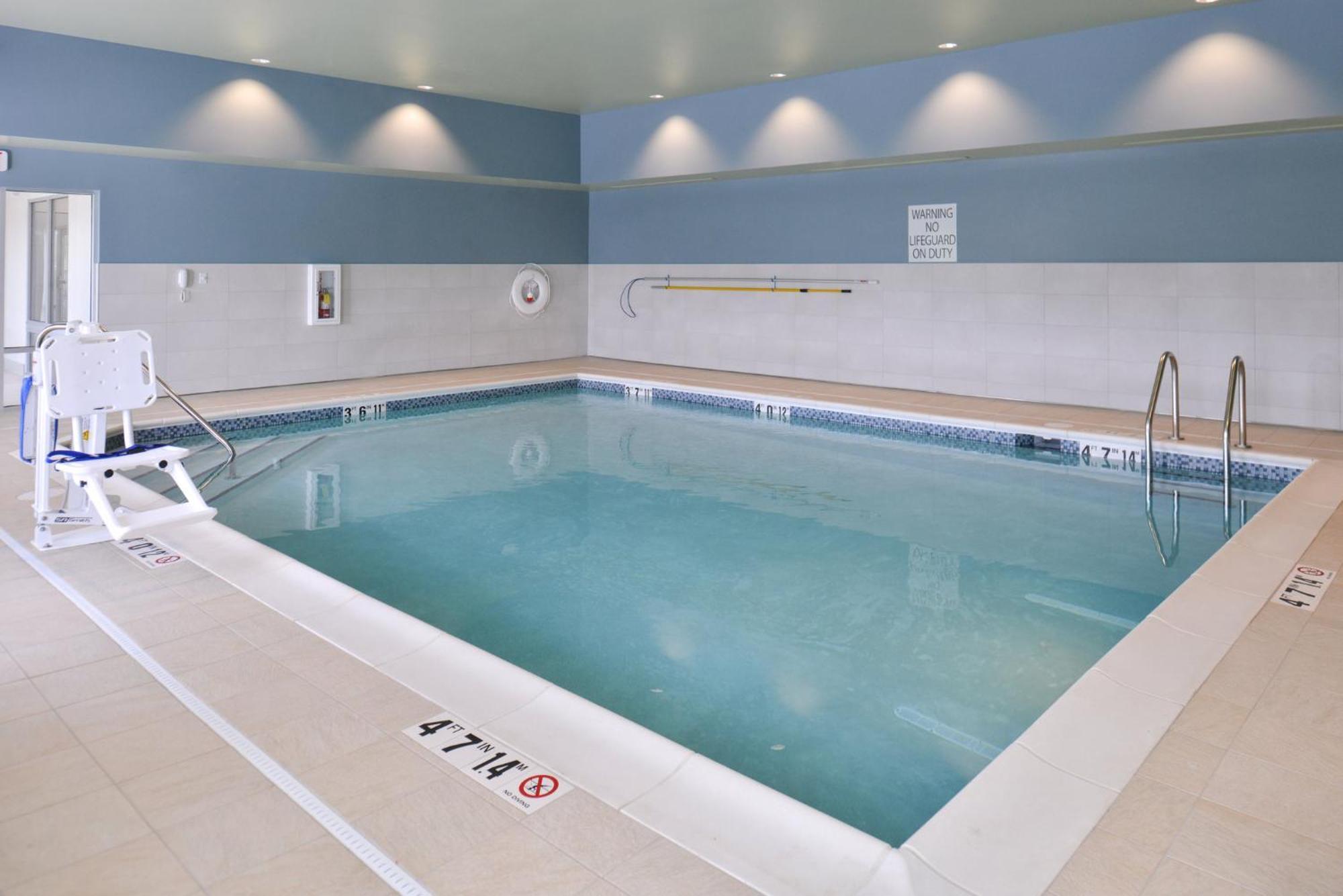 Holiday Inn Express & Suites Omaha Airport By Ihg Carter Lake Bagian luar foto