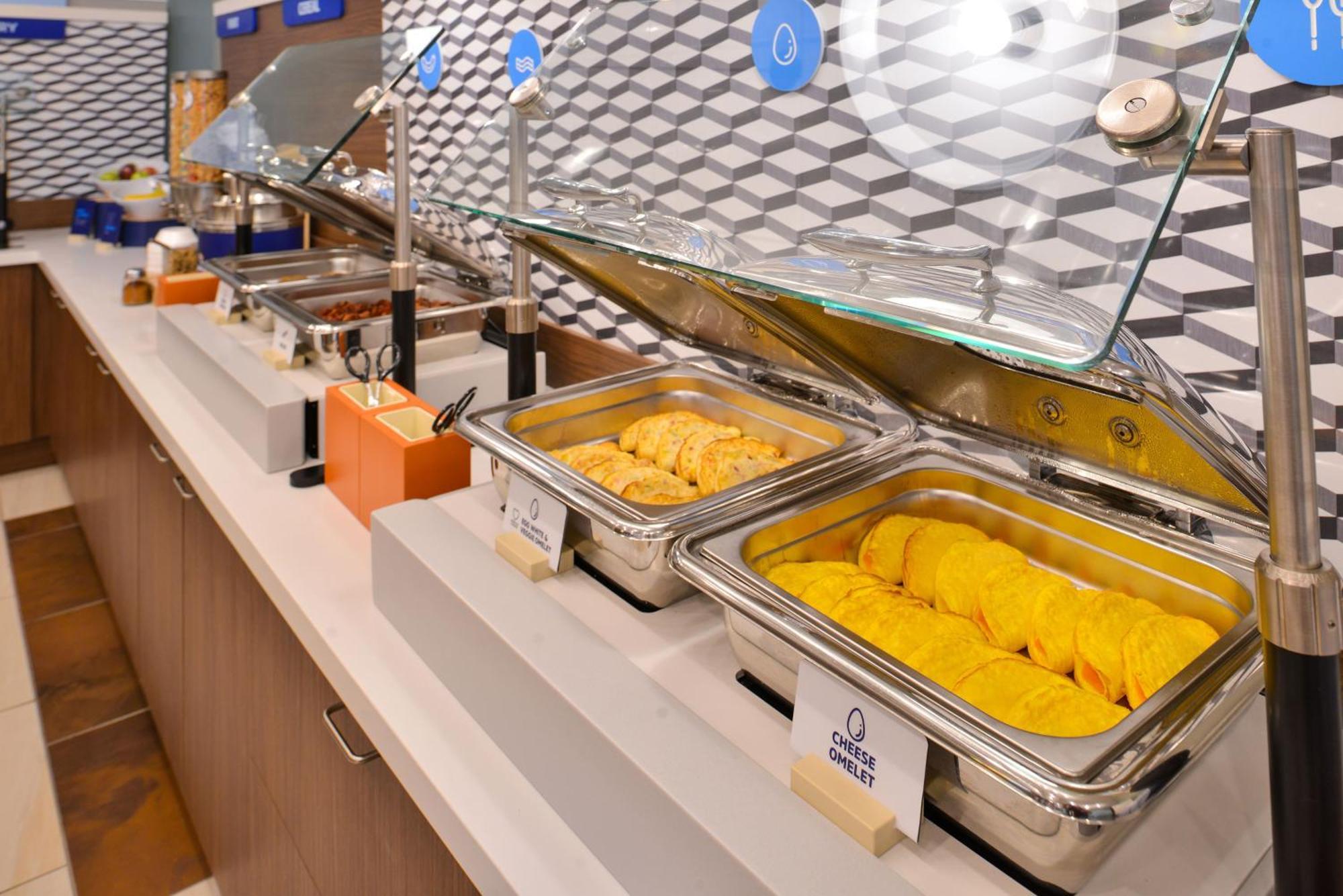 Holiday Inn Express & Suites Omaha Airport By Ihg Carter Lake Bagian luar foto