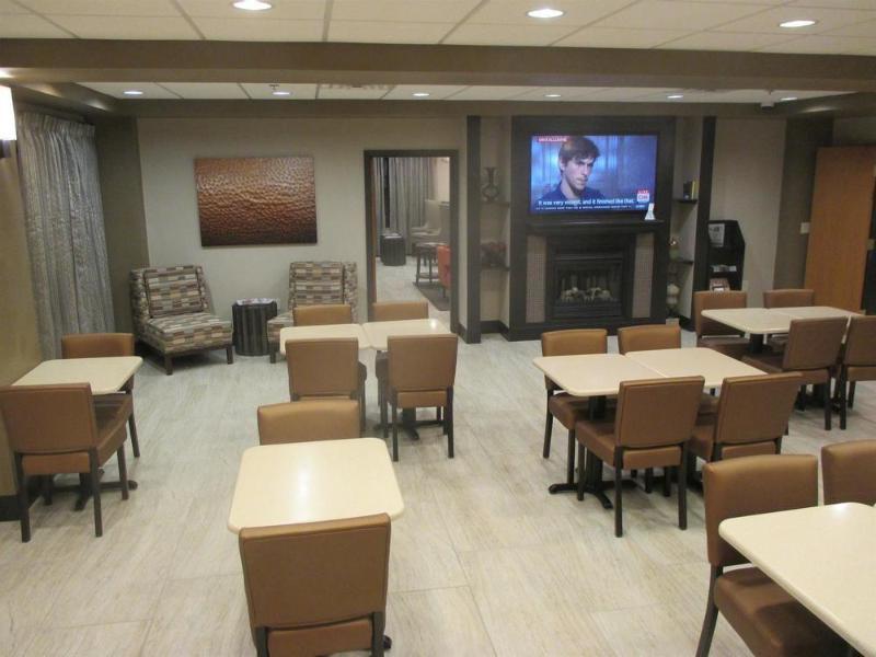 Holiday Inn Express & Suites Omaha Airport By Ihg Carter Lake Bagian luar foto