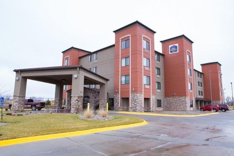 Holiday Inn Express & Suites Omaha Airport By Ihg Carter Lake Bagian luar foto
